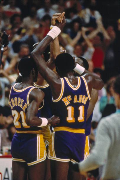 5 aprile 1984: i compagni festeggiano Kareem dopo il canestro che lo rende il miglior marcatore NBA di tutti i tempi